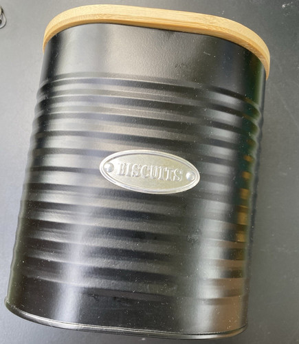 Black ribbed metal biscuit - black,